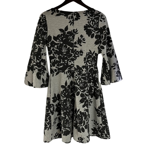 NWT Vince Camuto Long Bell Sleeve Grey & Black Floral Dress Size 6 - Picture 3 of 9